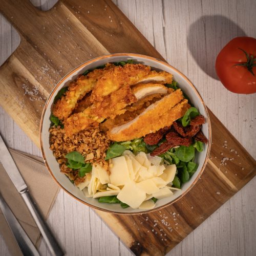 Salade fraîche maison au saumon fumé, Grana Padano, tomates séchées – Marseille