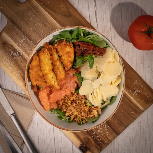 Salade fraîche maison au saumon fumé, Grana Padano, tomates séchées – Marseille
